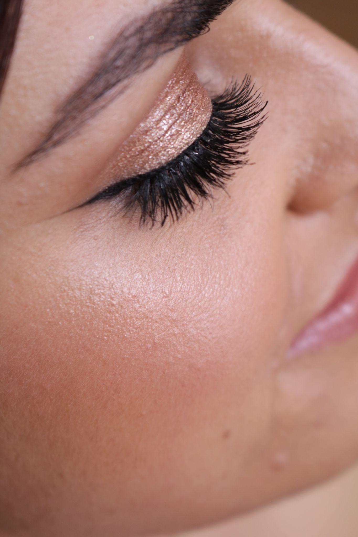 Novia con maquillaje radiante por Grazinda Franco